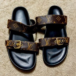 Sandals size 9 runs small fits like a 8